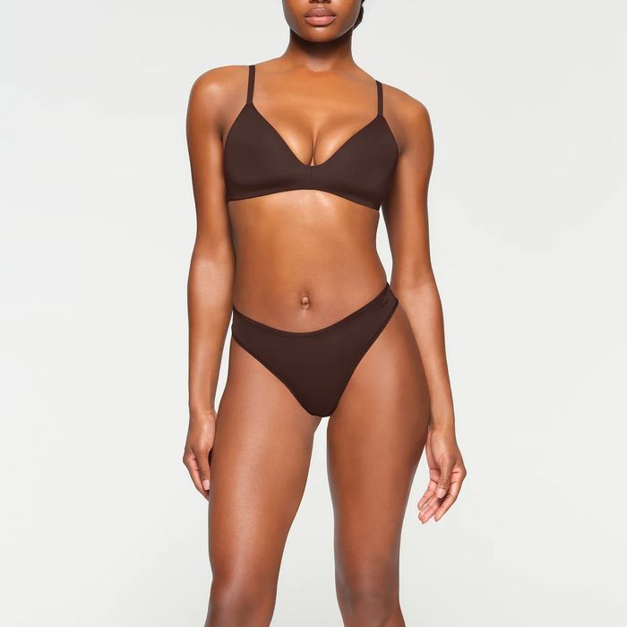 Бесшовный бюсгальтер деми без косточек T-SHIRT SKIMS