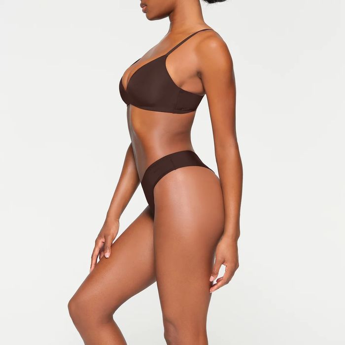 Бесшовный бюсгальтер деми без косточек T-SHIRT SKIMS