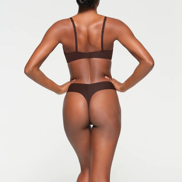 Бесшовный бюсгальтер деми без косточек T-SHIRT SKIMS